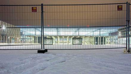 „Eine Baustelle ist eine Baustelle.“ Im September wurden Journalisten bei einer Besichtigungstour durch den Flughafen geführt. Zwei Monate später wollte ein Reporter zeigen, dass man sich auch sonst leicht Zugang zum Gelände verschaffen konnte. 