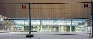 „Eine Baustelle ist eine Baustelle.“ Im September wurden Journalisten bei einer Besichtigungstour durch den Flughafen geführt. Zwei Monate später wollte ein Reporter zeigen, dass man sich auch sonst leicht Zugang zum Gelände verschaffen konnte. 