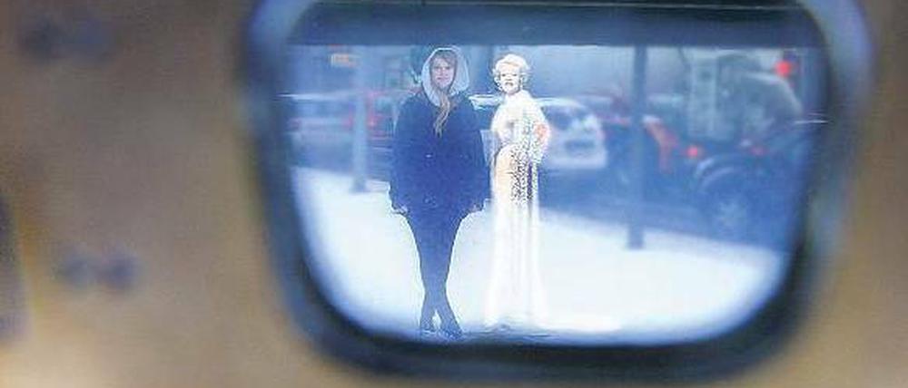 Die doppelte Dietrich. Marlene Dietrich ist Praktikantin in der Pressestelle der Berlinale. Wenige Meter vom Arbeitsplatz der 22-Jährigen am Potsdamer Platz entfernt schwebt der Geist der Schauspielerin als Simulation über ihrem Stern auf dem Boulevard der Stars – zumindest wenn man durch die Pepper‘s Ghost Camera schaut.
