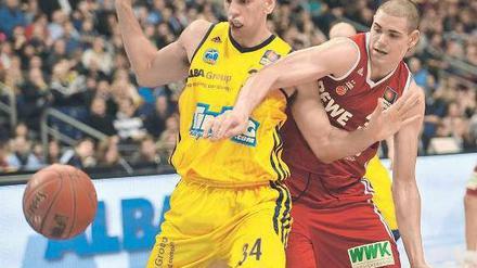 Seltene Spezies. Noch gibt es zu wenige deutsche Basketballer wie Albas Yassin Idbihi (links) und Bambergs Maik Zirbes, die in der Euroleague mithalten können. 