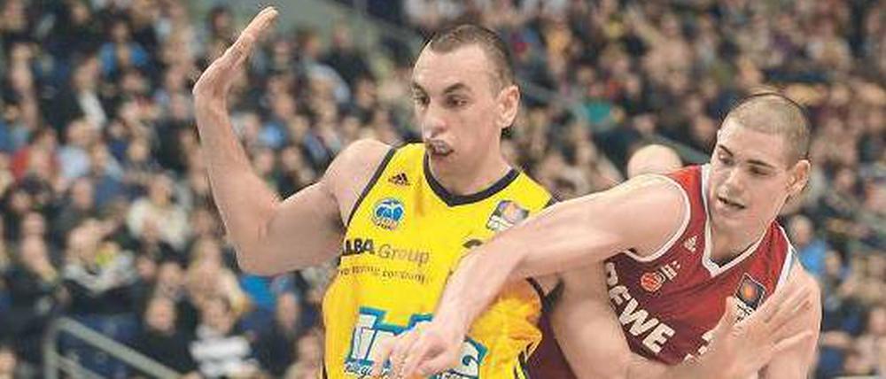 Seltene Spezies. Noch gibt es zu wenige deutsche Basketballer wie Albas Yassin Idbihi (links) und Bambergs Maik Zirbes, die in der Euroleague mithalten können. 