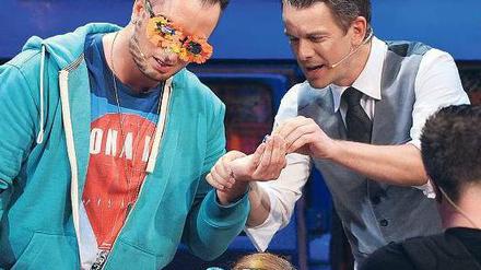 Steve aus Gera erkannte Massageöle an der Konsistenz. Markus Lanz staunt. Foto: dpa