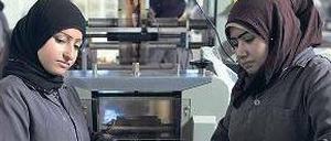 Ausnahmezustand. Nicht nur Backwaren, wie sie hier in einer Fabrik in Aleppo noch produziert werden, sind Mangelware. Es fehlt in Syrien an fast allem.