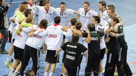 Die Deutsche Mannschaft lag ab dem ersten Treffer in Führung und gab diese nicht wieder her. Am Ende stand ein 28:23-Sieg gegen Mazedonien und der Einzug ins Viertelfinale. 