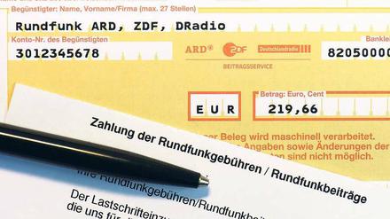 Schon mal an ARD, ZDF und Deutschlandradio gedacht? Ein Überweisungsschein für ein Jahr Rundfunkgebühr, in Höhe von 219,66 Euro, inklusive 3,90 Euro Mahngebühr. Foto: dpa