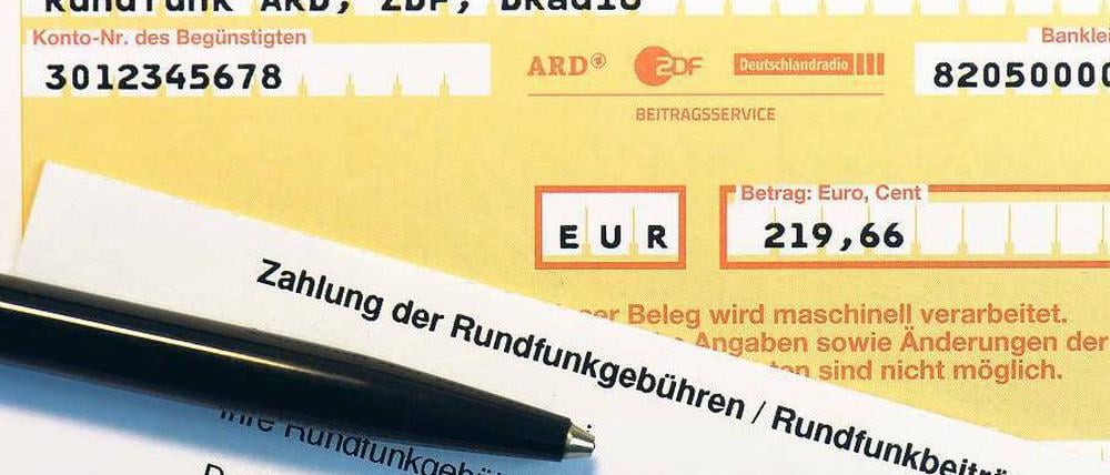 Schon mal an ARD, ZDF und Deutschlandradio gedacht? Ein Überweisungsschein für ein Jahr Rundfunkgebühr, in Höhe von 219,66 Euro, inklusive 3,90 Euro Mahngebühr. Foto: dpa