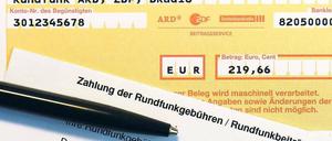 Schon mal an ARD, ZDF und Deutschlandradio gedacht? Ein Überweisungsschein für ein Jahr Rundfunkgebühr, in Höhe von 219,66 Euro, inklusive 3,90 Euro Mahngebühr. Foto: dpa