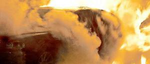 Immer wieder brennen Autos in der Berliner Innenstadt, die Motive der Brandstifter sind unklar.