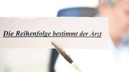 Chefsache. Ein Schild erklärt in einer Praxis in Zella-Mehlis (Thüringen), dass der Mediziner in seiner Praxis auch der Türsteher ist. Gesetzlich Versicherte fühlen sich oft gegenüber Privatpatienten benachteiligt – die Bürgerversicherung könnte helfen. Foto: Michael Reichel/dpa