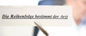 Chefsache. Ein Schild erklärt in einer Praxis in Zella-Mehlis (Thüringen), dass der Mediziner in seiner Praxis auch der Türsteher ist. Gesetzlich Versicherte fühlen sich oft gegenüber Privatpatienten benachteiligt – die Bürgerversicherung könnte helfen. Foto: Michael Reichel/dpa