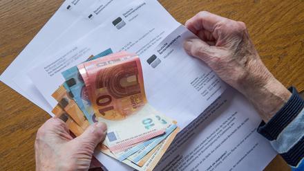 Seniorin, Rentenbescheid *** senior citizen, pension notice 