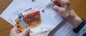 Seniorin, Rentenbescheid *** senior citizen, pension notice 