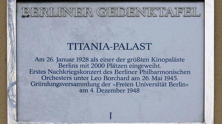 Die Gedenktafel für den Titania-Palast befindet sich am Gebäude selbst, Schloßstraße 4 (Steglitz).