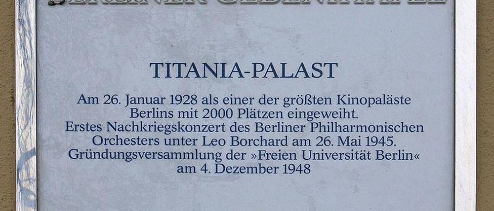 Die Gedenktafel für den Titania-Palast befindet sich am Gebäude selbst, Schloßstraße 4 (Steglitz).