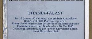 Die Gedenktafel für den Titania-Palast befindet sich am Gebäude selbst, Schloßstraße 4 (Steglitz).