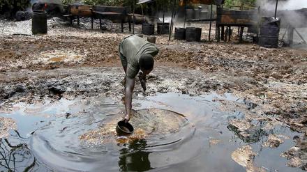 Illegale Raffinerien sind im Nigerdelta weit verbreitet. Doch für die Verseuchung der Sumpflandschaft reichen oft schon Löcher in den mittlerweile bis zu 50 Jahren alten Pipelines. Das Foto zeigt eine illegale Ölfabrik im Bundesstaat Bayelsa im Süden Nigerias.