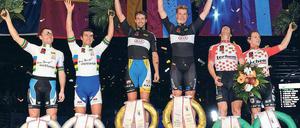 Hier winken die Gewinner. Peter Schep (3. von links) und Roger Kluge (rechts daneben) jubeln mit den Zweitplatzierten Luke Roberts (links) und Kenny De Ketele (2. von links) und dem drittplatzierten Duo Franco Marvulli (2. von rechts) und Andreas Müller. Foto: dpa