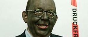 Schwarz geschminkt ist Buchkritiker Denis Scheck am Sonntag in seiner ARD-Sendung "Druckfrisch" aufgetreten.