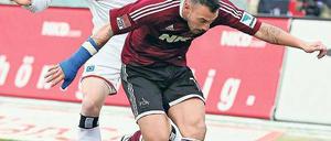 Dicht beieinander. Gebhart (vorn) hat den Hamburger Jansen im Rücken. Foto: dpa