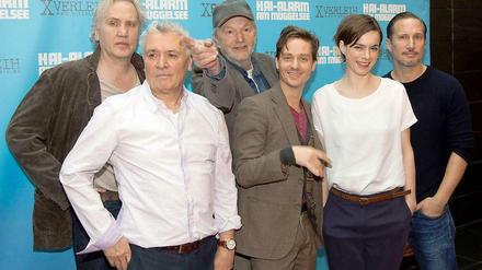 Schau mal da, ein Hai. Die Schauspielerriege Uwe Dag Berlin, Henry Hübchen, Michael Gwisdek, Tm Schilling, Annika Kuhl und Benno Fürmann (von links nach rechts) posiert bei der Erstvorstellung von "Hai-Alarm am Müggelsee" im Cinestar am Potsdamer Platz. Die Komödie kommt am 14. März in die Kinos.