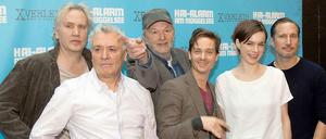 Schau mal da, ein Hai. Die Schauspielerriege Uwe Dag Berlin, Henry Hübchen, Michael Gwisdek, Tm Schilling, Annika Kuhl und Benno Fürmann (von links nach rechts) posiert bei der Erstvorstellung von "Hai-Alarm am Müggelsee" im Cinestar am Potsdamer Platz. Die Komödie kommt am 14. März in die Kinos.