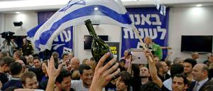 In Feierlaune: Anhänger der zentristischen Partei von Yair Lapid, die überraschend viele Sitze in der Knesset erringen konnte.