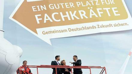Der Fachkräftemangel, Achillesferse der Wirtschaft. Dennoch: "Wir sind auf dem richtigen Weg", sagt Leyen mit Blick auf die wachsende Erwerbstätigkeit in Deutschland.