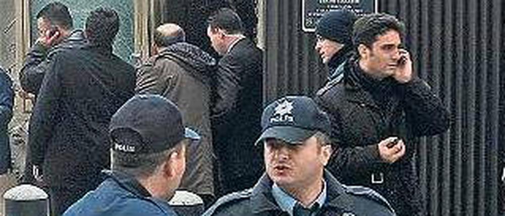 Tatort. Polizeibeamte sichern das Gelände um die US-Botschaft. Foto: dpa