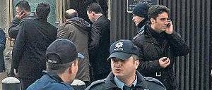 Tatort. Polizeibeamte sichern das Gelände um die US-Botschaft. Foto: dpa