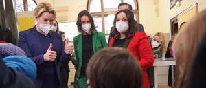 Daumen hoch: Berlins Regierendende Bürgermeisterin Franziska Giffey (SPD) beim Kinderimpfen im Naturkundemuseum. An einer ähnlichen Aktion im Roten Rathaus gibt es Kritik.