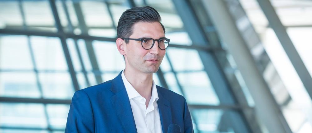 Berlin, Sepp Müller gibt Interview im Bundestag Sepp Müller CDU während eines Interviews auf der Fraktionsebene vor der Sitzung der CDU/CSU Fraktion im Deutschen Bundestag am 20.04.2021 in Berlin. Berlin Bundestag Berlin Deutschland *** Berlin, Sepp Müller gives interview in the Bundestag Sepp Müller CDU during an interview at the parliamentary group level before the meeting of the CDU CSU parliamentary group in the German Bundestag on 20 04 2021 in Berlin Berlin Bundestag Berlin Germany