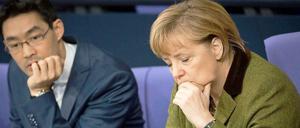 Szene einer Koalitionsehe. Bundeskanzlerin Angela Merkel und ihr Vizekanzler, Wirtschaftsminister Philipp Rösler, im Bundestag. 