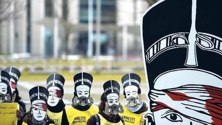 Klare Sprache. Vor dem Kanzleramt hatten Demonstranten Plastikstelen mit dem Gesicht der berühmten Nofretete aufgestellt. 