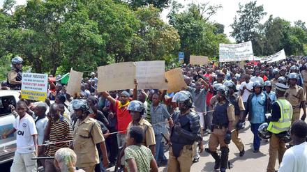 Die erste Demonstration gegen Malawis Präsidentin Joyce Banda. Das Land muss harte Sparauflagen des Internationalen Währungsfonds einhalten.