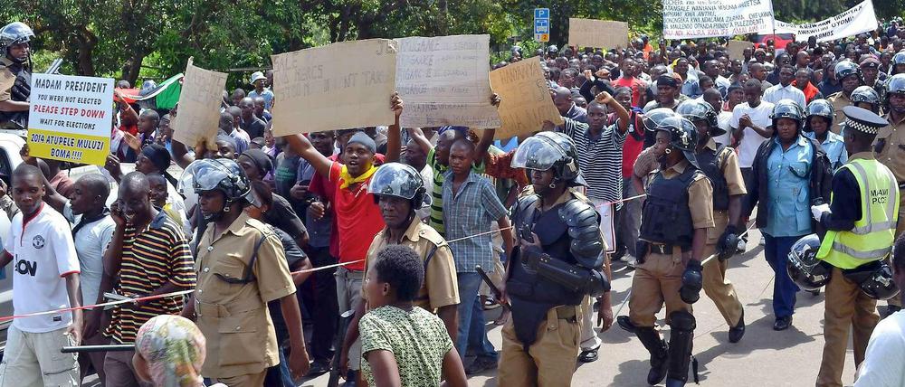Die erste Demonstration gegen Malawis Präsidentin Joyce Banda. Das Land muss harte Sparauflagen des Internationalen Währungsfonds einhalten.
