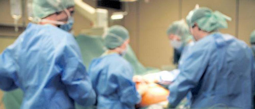 Ausgeliefert im Operationssaal. Jeder Eingriff ist mit einem Risiko verbunden. Geht etwas schief, können die Geschädigten Schadenersatz verlangen. Doch dazu müssen sie nachweisen, dass der Arzt einen Fehler gemacht hat. Das fällt Laien schwer.