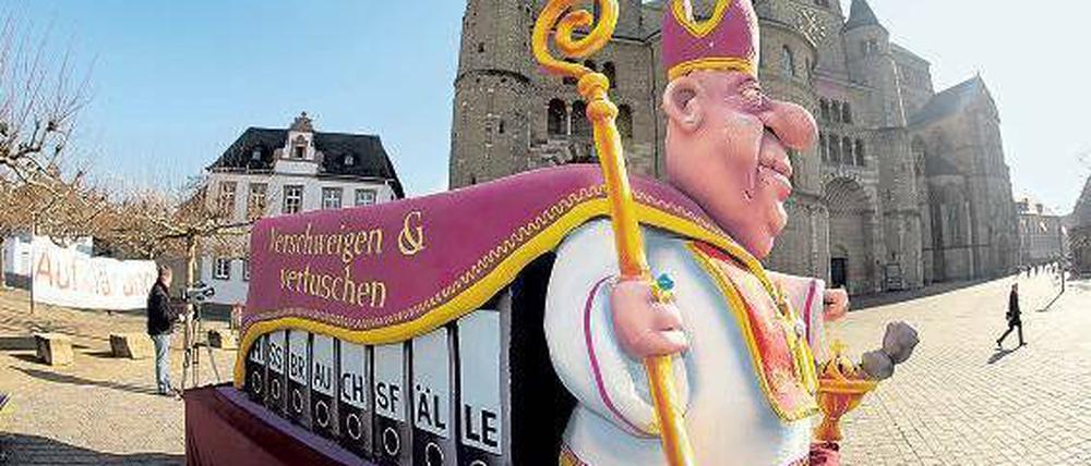 Mit einem Karnevalswagen warb das kirchenkritische Aktionsbündnis „Schafsbrief“ vor dem Dom in Trier für die lückenlose Aufklärung des Missbrauchsskandals. Foto: dpa