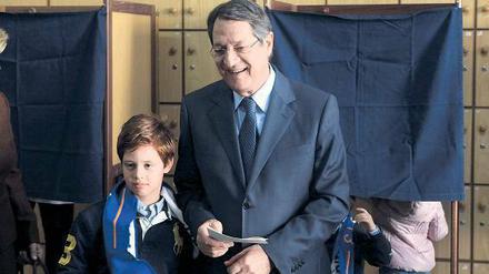 Nikos Anastasiades, Chef der konservativen Partei Disy, erschien bei der Stimmabgabe mit seinem Enkel.