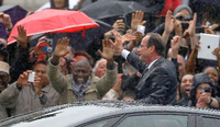 Präsident im Regen: Bei teilweise schlechtem Wetter hat Frankreichs neuer Staatspräsident Francois Hollande in Paris sein Amt angetreten.