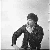 Berserker, Bürgerschreck, Enfant terrible des deutschen Films: und immer mit Lederjacke und Zigarette. Eins der ikonischen Bilder von Rainer Werner Fassbinder.