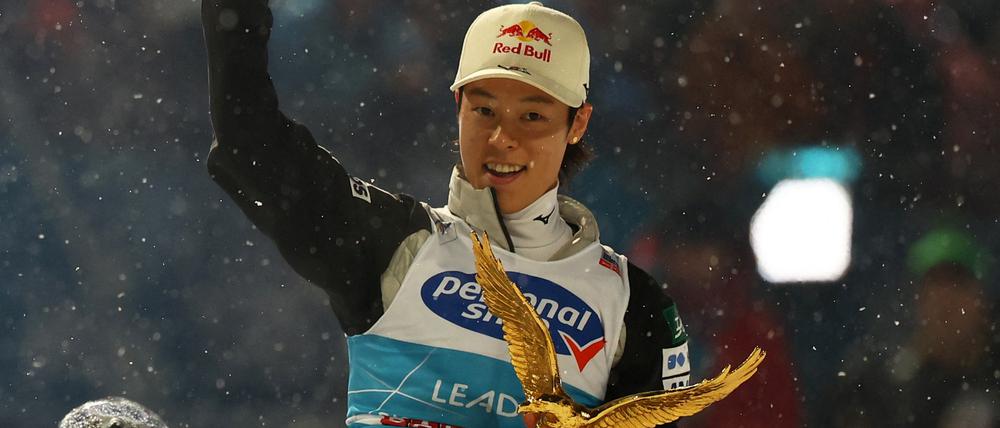 Der Japaner Ryoyu Kobayashi gewinnt bei der Vierschanzentournee seinen dritten Goldenen Adler. 