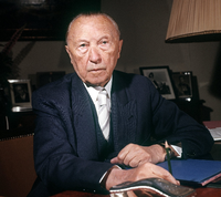 Der Präsident des Parlamentarischen Rates, Konrad Adenauer, bei der Unterzeichnung des Grundgesetzes (Archivfoto vom 23. Mai 1949). Adenauer wurde 49 der erste Bundeskanzler.