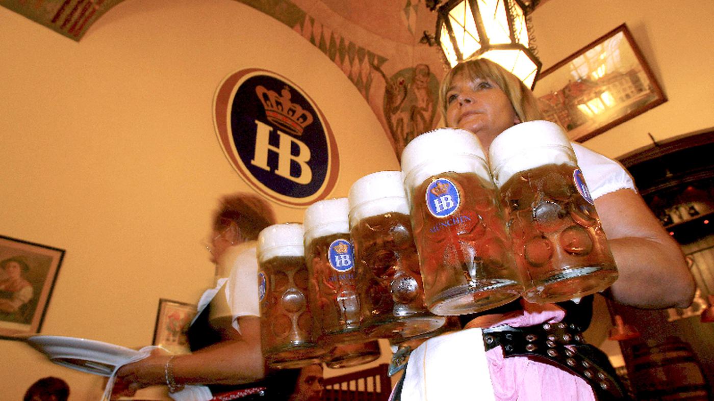 Oktoberfest In München steht ein Hofbräuhaus und ein Hofbräuzelt
