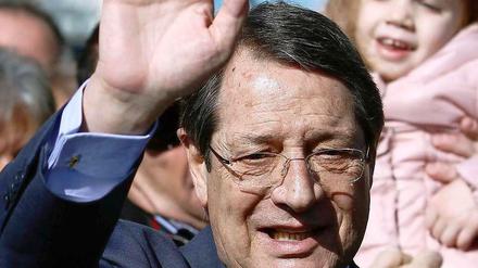 Bei der Präsidentenwahl in Zypern hat der rechtskonservative Kandidat Nikos Anastasiades einem Fernsehbericht zufolge gewonnen.