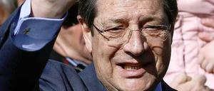 Bei der Präsidentenwahl in Zypern hat der rechtskonservative Kandidat Nikos Anastasiades einem Fernsehbericht zufolge gewonnen.