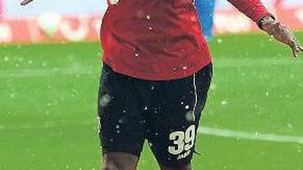 Angespannt. Hannovers Mame Diouf muss gegen Anschi ein 1:3 wettmachen. Foto: dpa