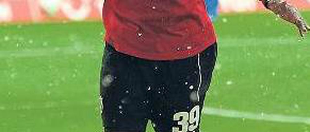 Angespannt. Hannovers Mame Diouf muss gegen Anschi ein 1:3 wettmachen. Foto: dpa