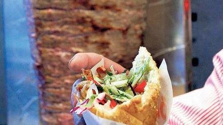 Schlechten Appetit! Unter den Schnellmahlzeiten ist der Döner eigentlich die gesündeste – doch nun enthält auch er unerwünschte Fleischsorten