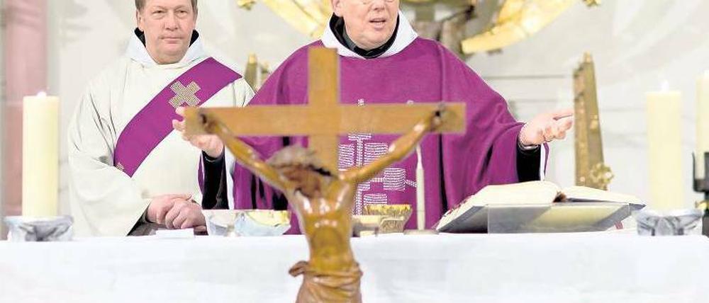 Beschwörer der Kraft. Auch Pfarrer Hans- Georg Löffler wünscht sich einen voll handlungsfähigen Papst. Foto: Georg Moritz