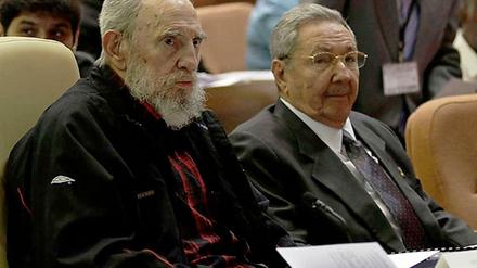 Fidel Castro (l.) und sein Bruder Raúl. 